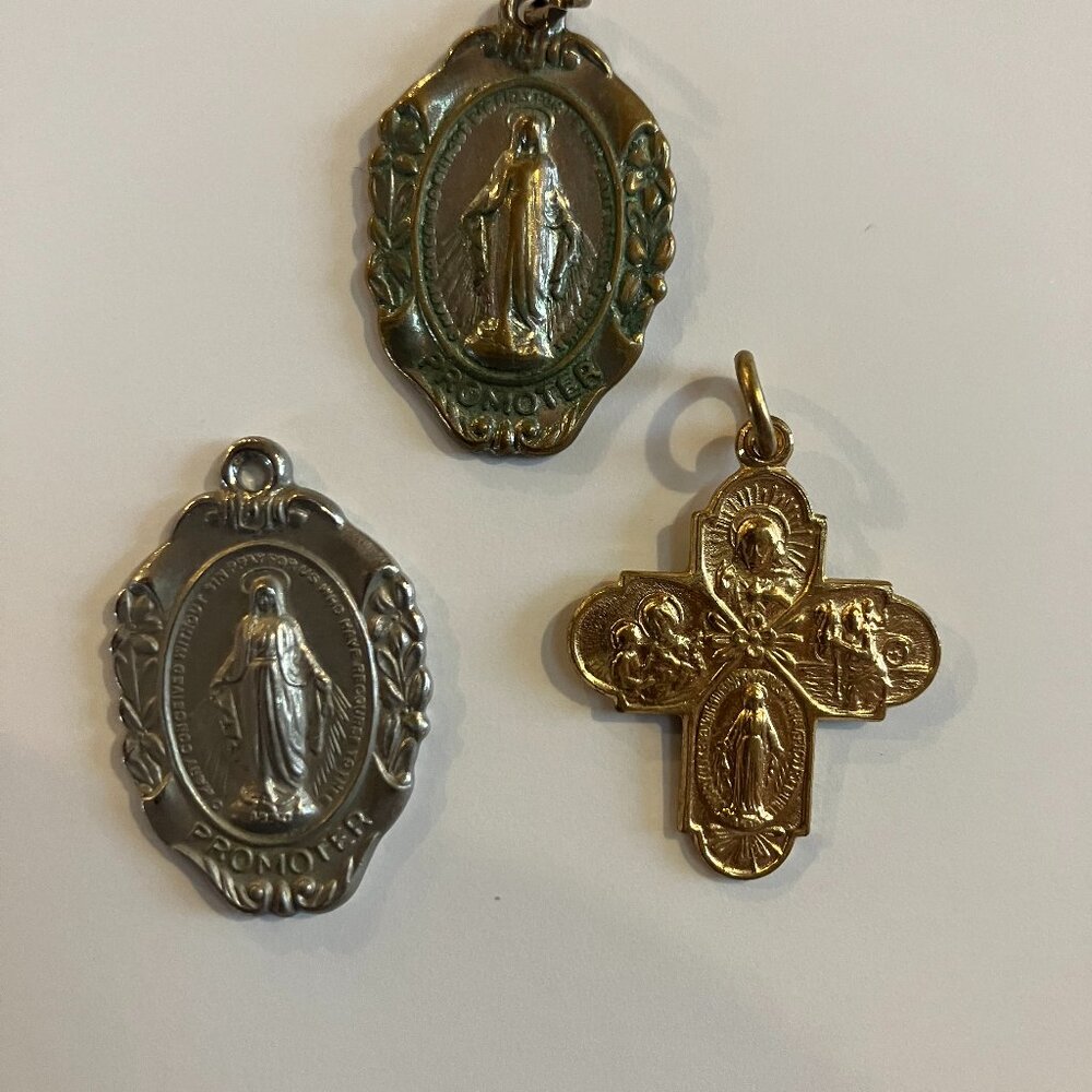 Vintage Religious Jewelry Lot – Sterling Silver Heart, Rosary, Medals, Crosses - Picture 4 of 9